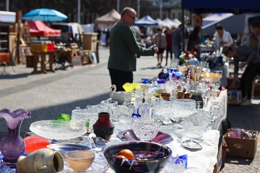 Giełda Staroci przy Hali Stulecia w niedzielę 13 kwietnia 2025 roku