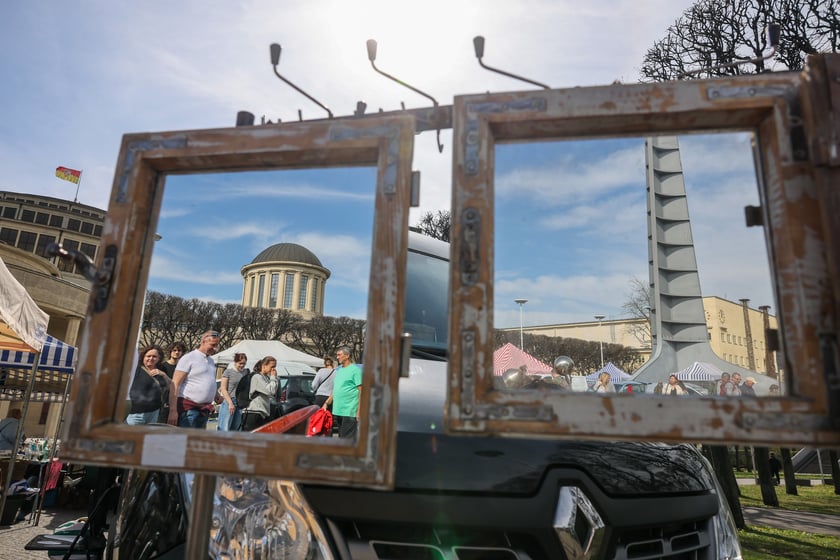Giełda Staroci przy Hali Stulecia w niedzielę 13 kwietnia 2025 roku