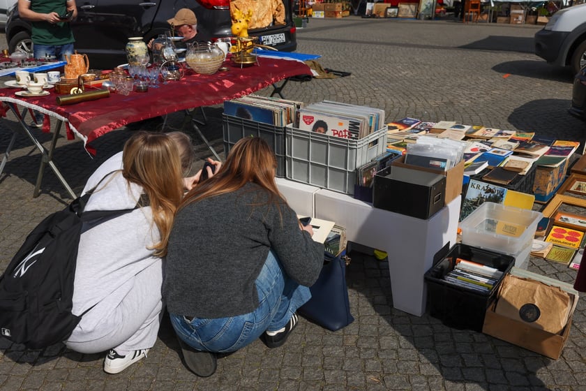 Giełda Staroci przy Hali Stulecia w niedzielę 13 kwietnia 2025 roku