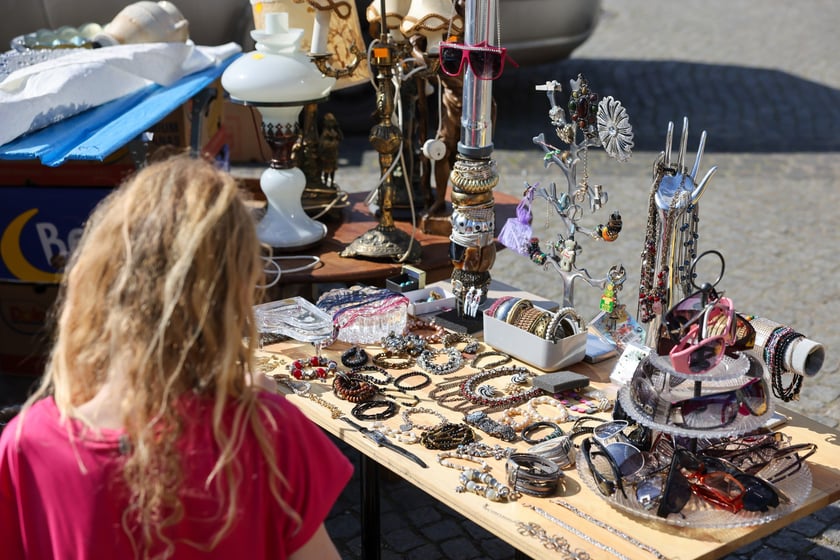 Giełda Staroci przy Hali Stulecia w niedzielę 13 kwietnia 2025 roku