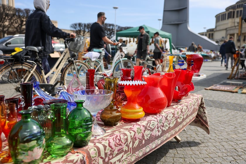 Giełda Staroci przy Hali Stulecia w niedzielę 13 kwietnia 2025 roku