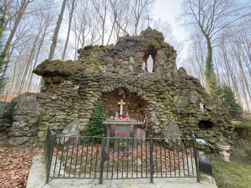 Kopia groty Matki Boskiej z Lourdes