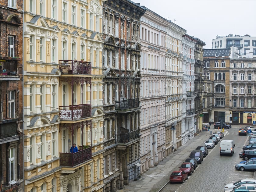 Miernicza 18 na pierwszym planie, za nią numer 20 (marzec 2025)