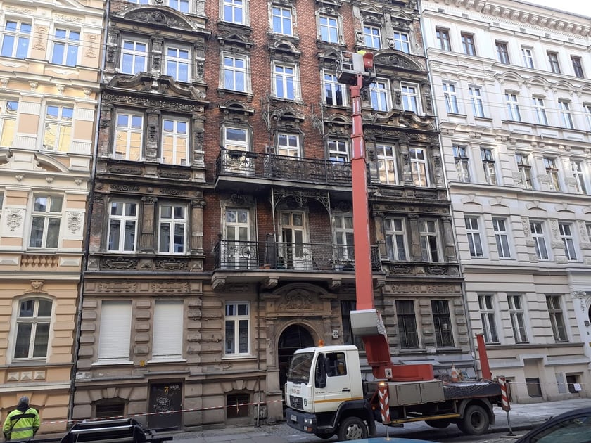 Skuwanie kruszących się części Mierniczej 20 (2 kwietnia 2025)