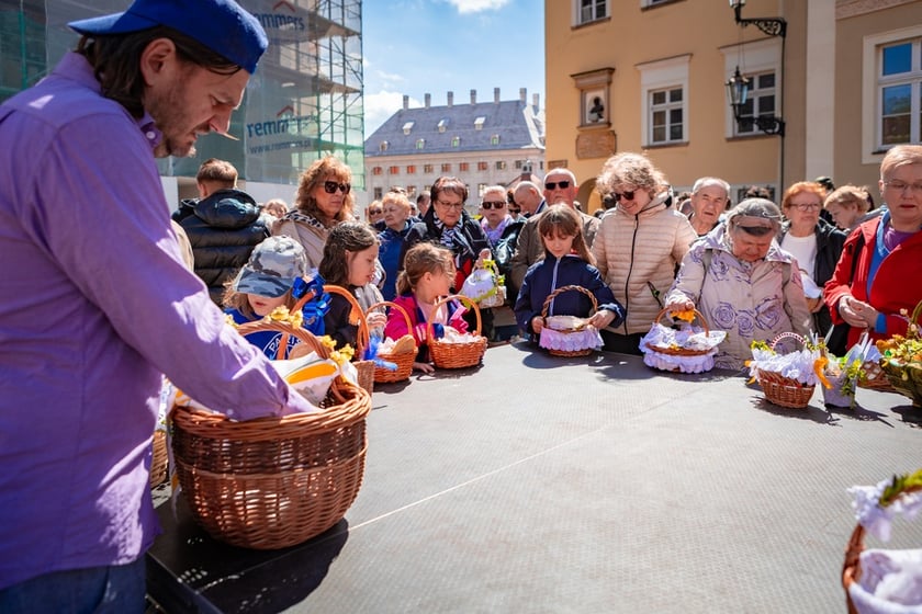 Święcenie pokarmów pod wrocławską Katedrą, 19 kwietnia 2025 rok