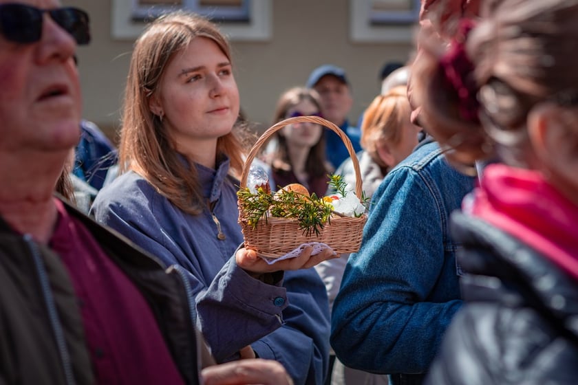 Święcenie pokarmów pod wrocławską Katedrą, 19 kwietnia 2025 rok