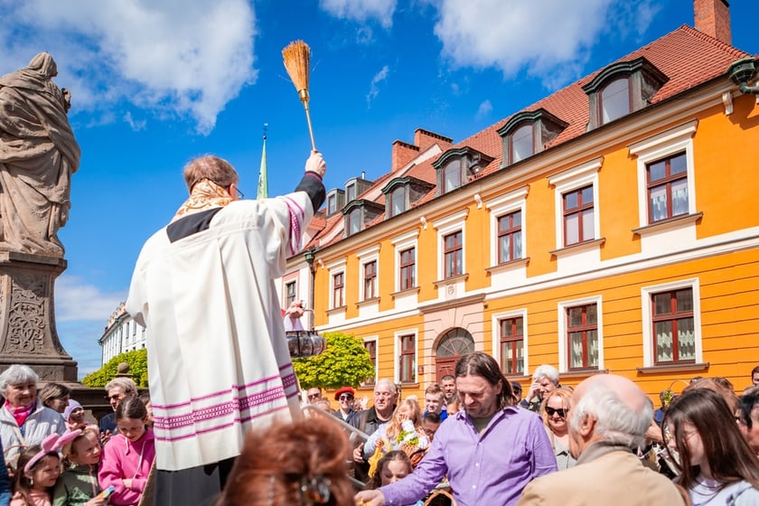 Święcenie pokarmów pod wrocławską Katedrą, 19 kwietnia 2025 rok