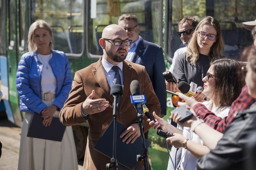 Prezes MPK Witold Woźny na konferencji prasowej promująca Leśnicę jako miejsce weekendowego wypoczynku