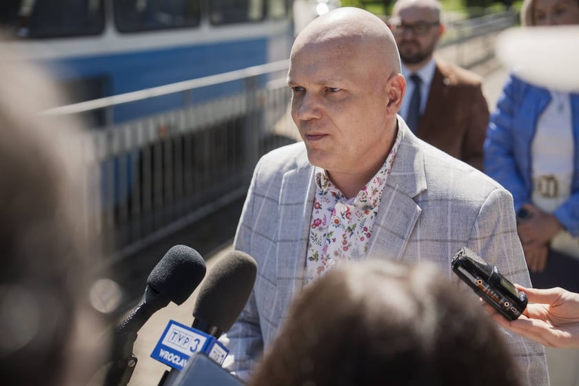 Dyrektor OPT Zamek Paweł Kamiński na konferencji prasowej promująca Leśnicę jako miejsce weekendowego wypoczynku