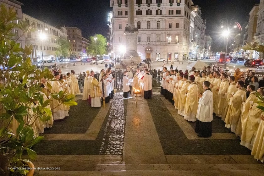 Bazylika, w kt&oacute;rej spocznie Franciszek, zdjęcie z Wigilii Paschalnej w Wielką Sobotę wieczorem