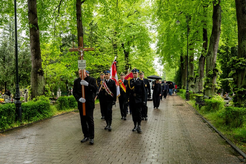 Ostatnie pożegnanie Wojciecha Adamskiego, byłego wiceprezydenta Wrocławia. Uroczystość na cmentarzu Osobowickim. Wrocław, 24.05.2025