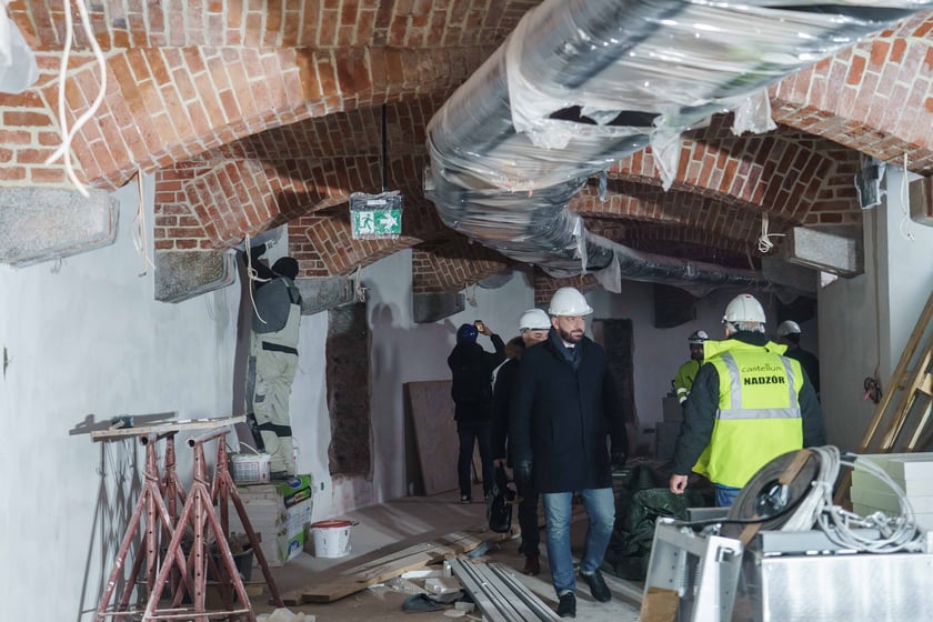 Bastion Sakwowy w trakcie remontu - wizyta prezydenta Wrocławia, Jacka Sutryka