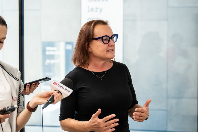 Dorota Feliks, dyrektor Wrocławskiego Centrum Rozwoju Społecznego, briefing z okazji otwarcia wystawy poświęconej Przejściu Świdnickiemu