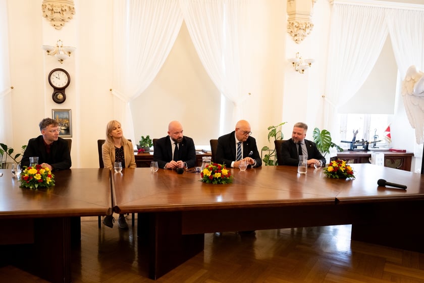 Konferencja w gabinecie prezydenta Jacka Sutryka poświęcona rozwojowi branży gastronomicznej we Wrocławiu