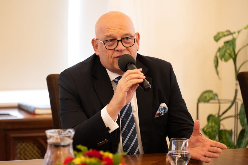 Konferencja w gabinecie prezydenta Jacka Sutryka poświęcona rozwojowi branży gastronomicznej we Wrocławiu &ndash; na zdjęciu Maciej Dobrzyniecki