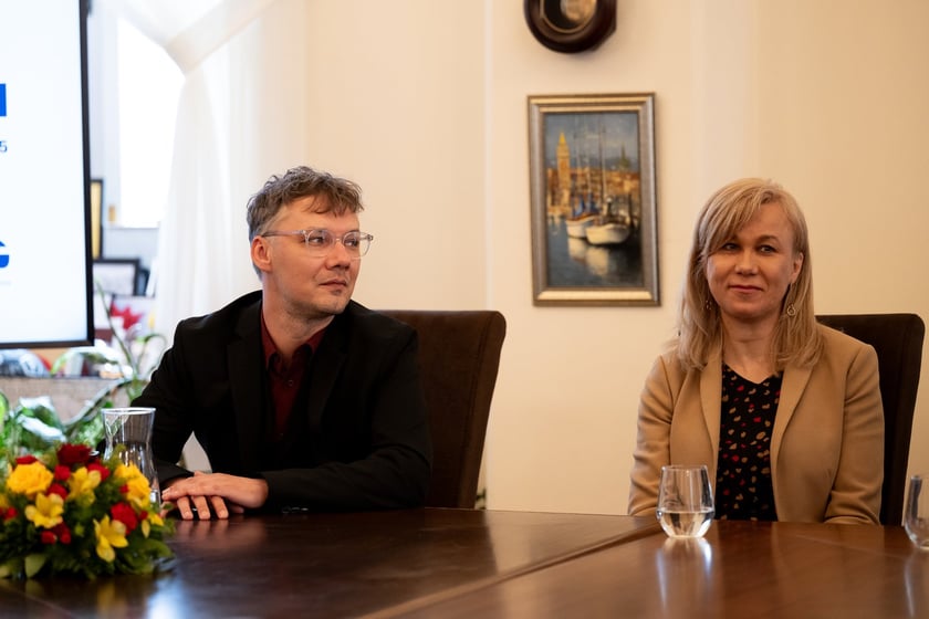 Konferencja w gabinecie prezydenta Jacka Sutryka poświęcona rozwojowi branży gastronomicznej we Wrocławiu &ndash; na zdjęciu Alfred Wagner i Małgorzata Golak