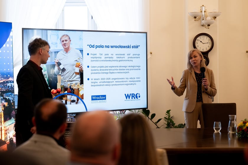 Konferencja w gabinecie prezydenta Jacka Sutryka poświęcona rozwojowi branży gastronomicznej we Wrocławiu &ndash; na zdjęciu Alfred Wagner i Małgorzata Golak (przy mikrofonie)