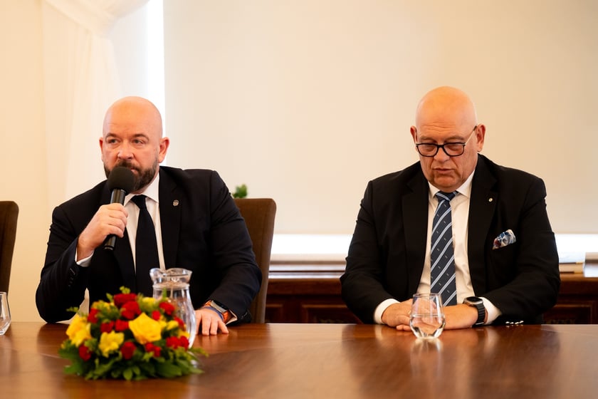Konferencja w gabinecie prezydenta Jacka Sutryka poświęcona rozwojowi branży gastronomicznej we Wrocławiu &ndash; na zdjęciu prezydent Jacek Sutryk i Maciej Dobrzyniecki&nbsp;