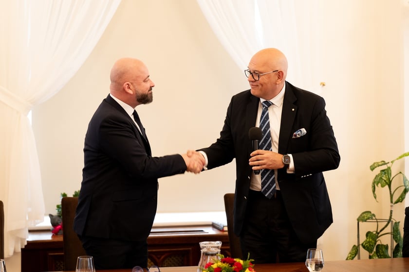 Konferencja w gabinecie prezydenta Jacka Sutryka poświęcona rozwojowi branży gastronomicznej we Wrocławiu &ndash; na zdjęciu prezydent Jacek Sutryk i Maciej Dobrzyniecki&nbsp;&nbsp;
