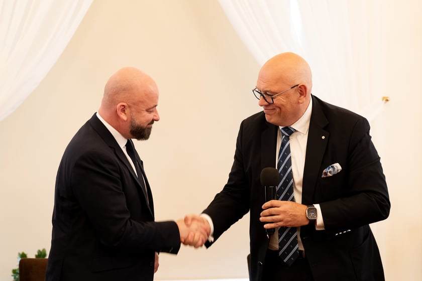 Konferencja w gabinecie prezydenta Jacka Sutryka poświęcona rozwojowi branży gastronomicznej we Wrocławiu &ndash; na zdjęciu prezydent Jacek Sutryk i Maciej Dobrzyniecki&nbsp;