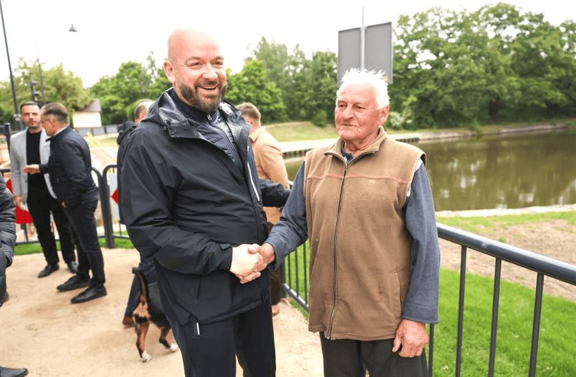 Otwarcie przejścia przez śluzę opatowicką na Księżu. Na zdjęciu prezydent Wrocławia, Jacek Sutryk, i pan Zygmunt, mieszkaniec Opatowic