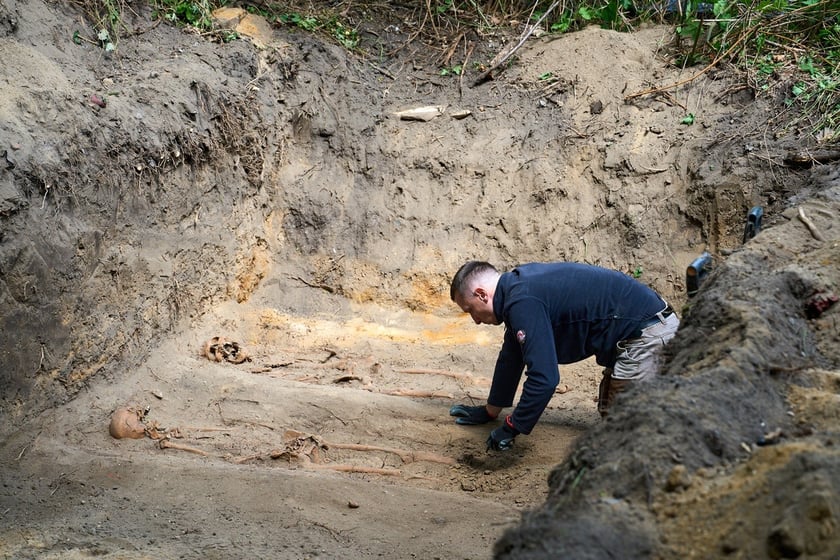 Prace archeologiczne specjalistów z Pracowni POMOST na cmenatrzu na Krzykach