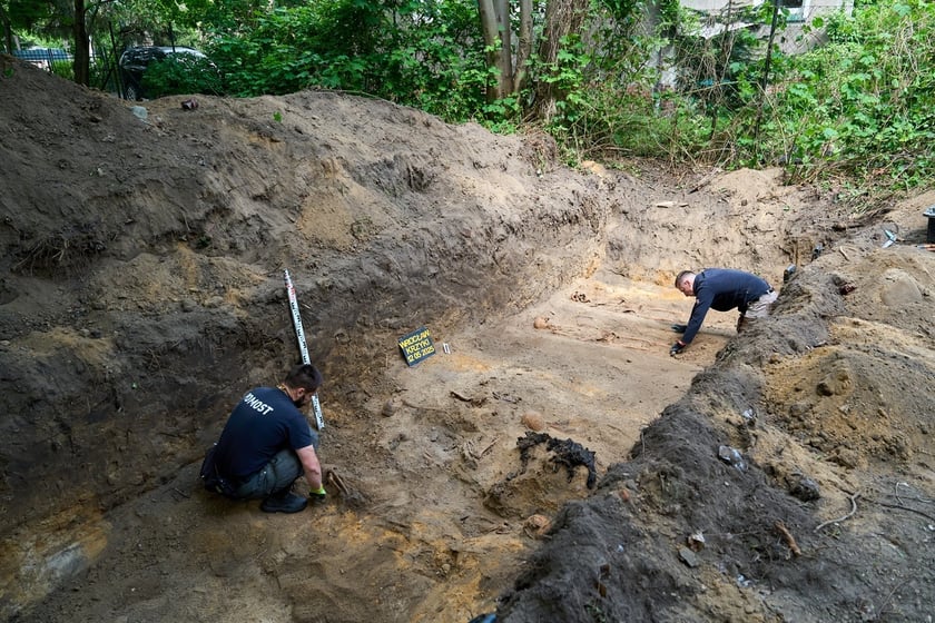 Prace archeologiczne specjalistów z Pracowni POMOST na cmenatrzu na Krzykach