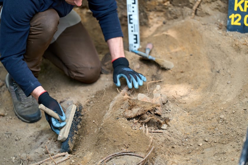 Prace archeologiczne specjalistów z Pracowni POMOST na cmenatrzu na Krzykach