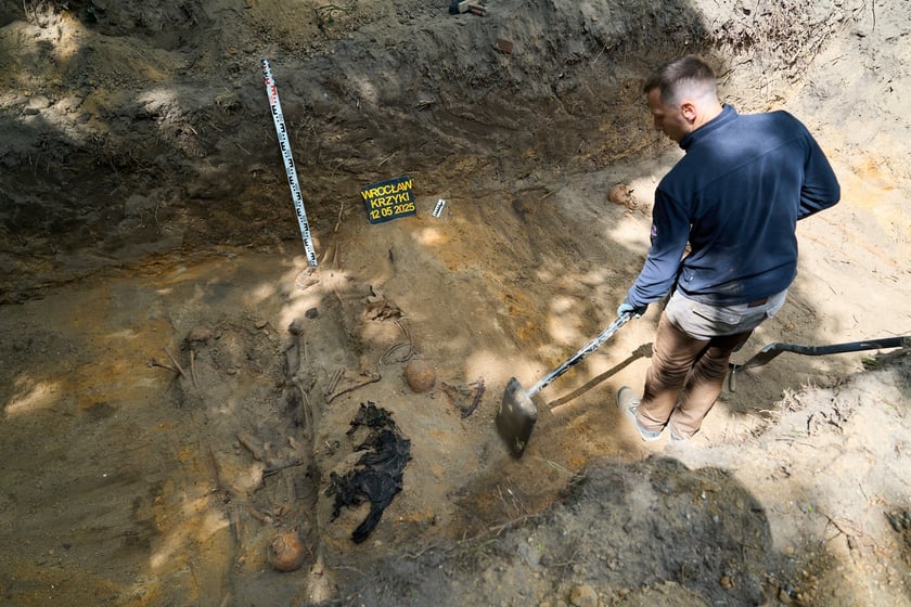 Prace archeologiczne specjalistów z Pracowni POMOST na cmenatrzu na Krzykach