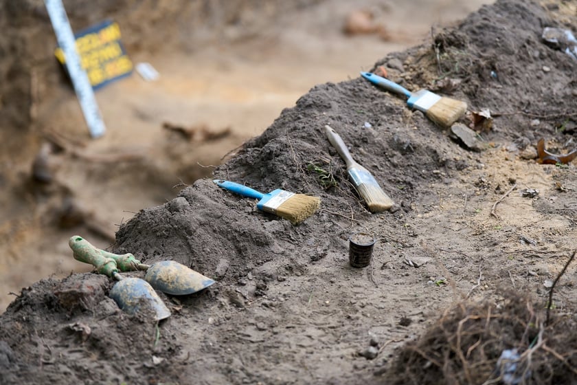 Prace archeologiczne specjalistów z Pracowni POMOST na cmenatrzu na Krzykach