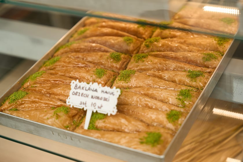 Kupcy i usługodawcy w Pasażu Zielińskiego we Wrocławiu