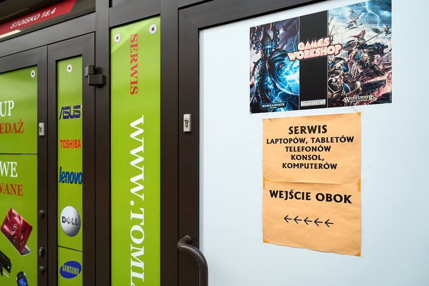Kupcy i usługodawcy w Pasażu Zielińskiego we Wrocławiu