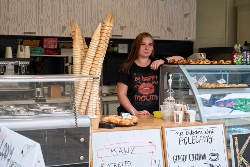 Kupcy i usługodawcy w Pasażu Zielińskiego we Wrocławiu