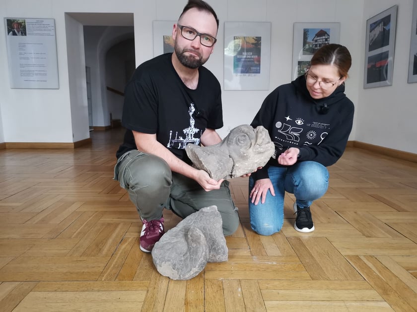 Tomasz Sielicki z Emilią Seredyńską w Muzeum Regionalnym w Sycowie prezentują delfina - prawdopodobnie fragment fontanny z pl. Nowy Targ