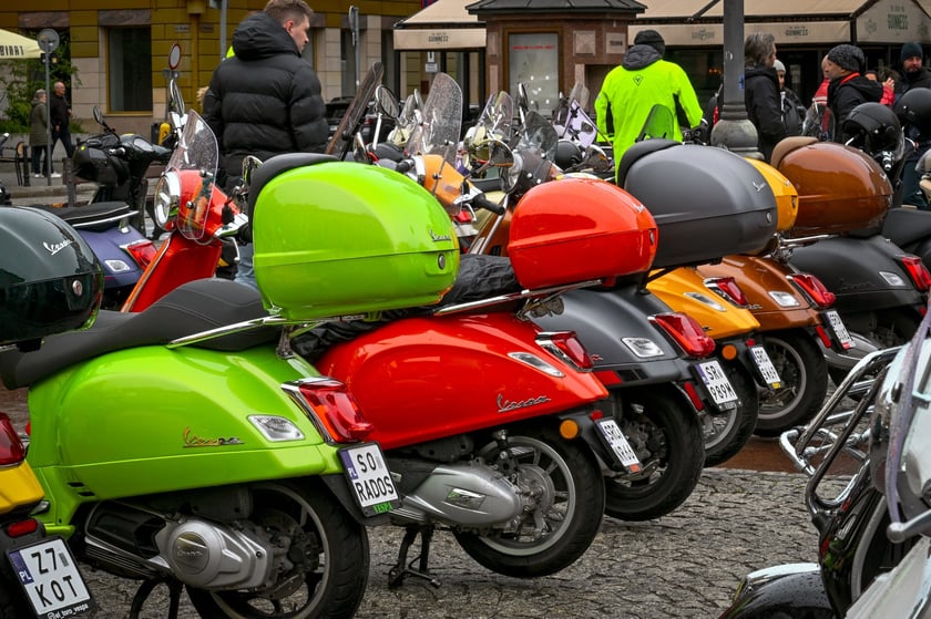 Zlot skuterów Vespa na placu Solnym