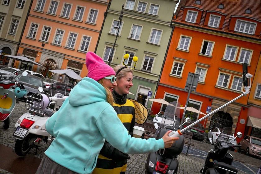 Zlot skuterów Vespa na placu Solnym
