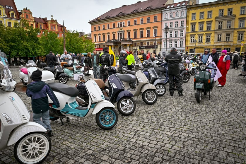 Zlot skuterów Vespa na placu Solnym
