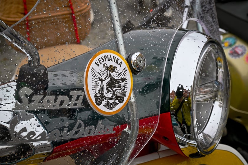 Zlot skuterów Vespa na placu Solnym