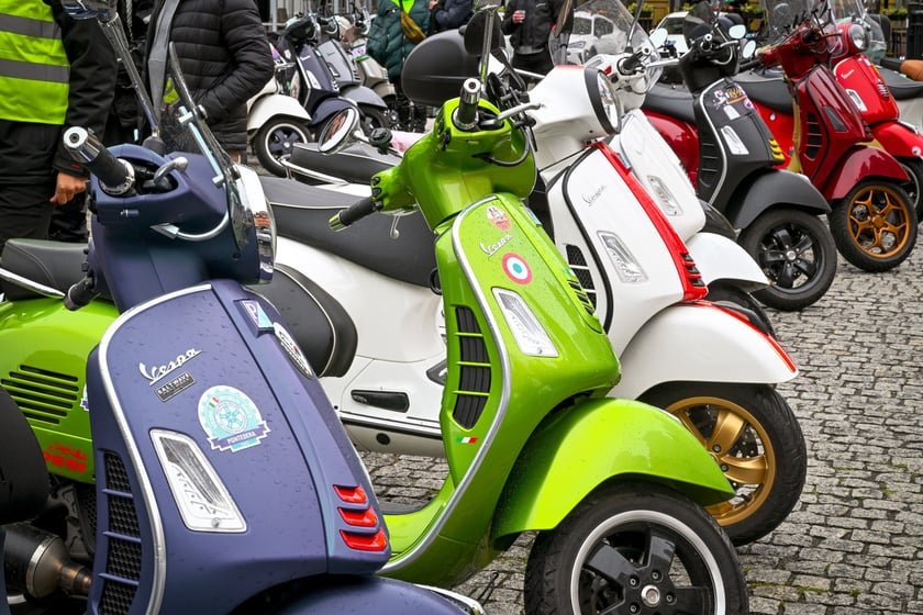 Zlot skuterów Vespa na placu Solnym