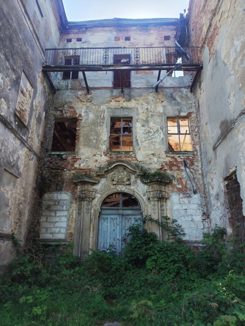 Ruiny pałacu von Zedlitza w Czerńczycach, oddalonych ok. 25 km od Wrocławia