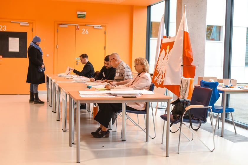 Głosowanie w komisji nr 108 w liceum nr 5 przy Kuronia na Hubach