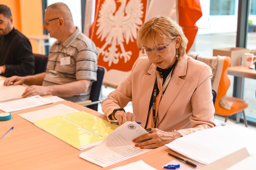Głosowanie w komisji nr 108 w liceum nr 5 przy Kuronia na Hubach