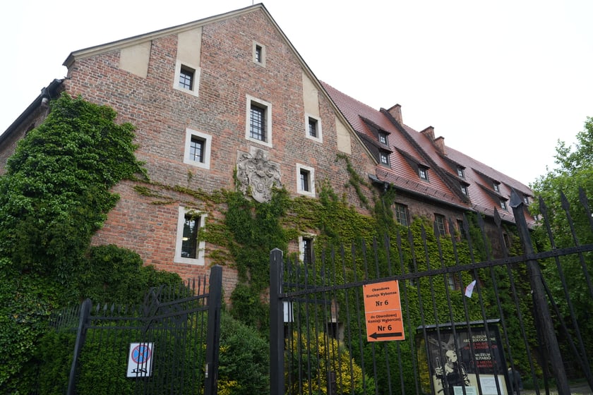 Głosowanie w komisji nr 6 w Arsenale, w Muzeum Miejskim Wrocławia