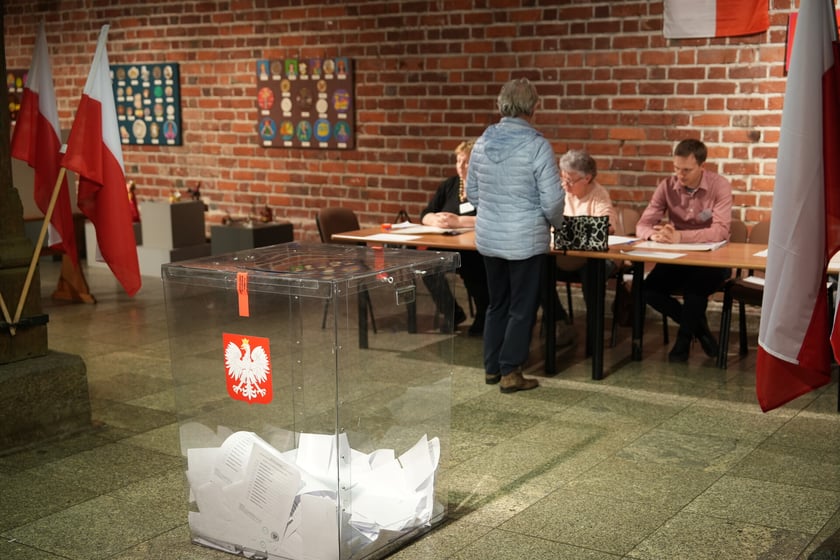 Głosowanie w komisji nr 6 w Arsenale, w Muzeum Miejskim Wrocławia
