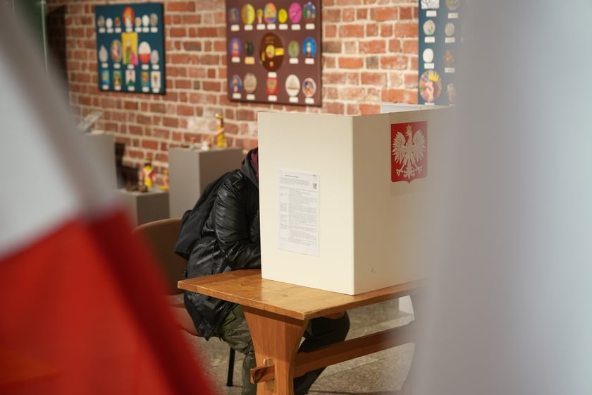Głosowanie w komisji nr 6 w Arsenale, w Muzeum Miejskim Wrocławia