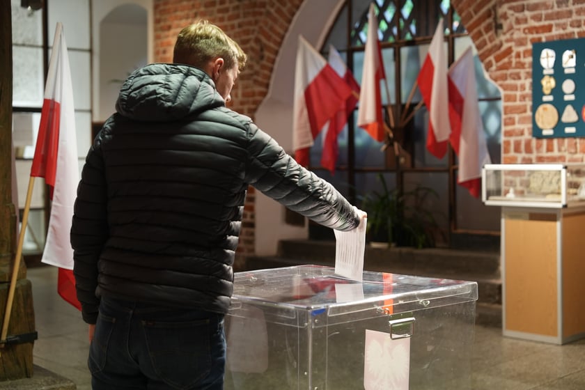 Głosowanie w komisji nr 6 w Arsenale, w Muzeum Miejskim Wrocławia