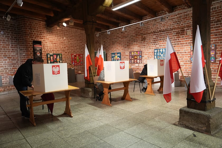 Głosowanie w komisji nr 6 w Arsenale, w Muzeum Miejskim Wrocławia