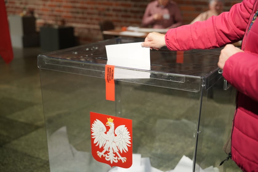 Głosowanie w komisji nr 6 w Arsenale, w Muzeum Miejskim Wrocławia