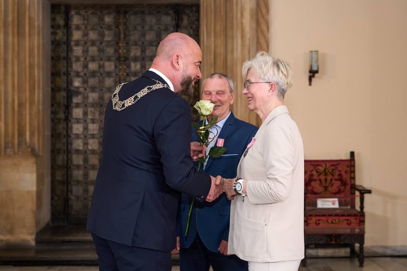 Prezydent odznaczył medalami pary z długoletnim pożyciem