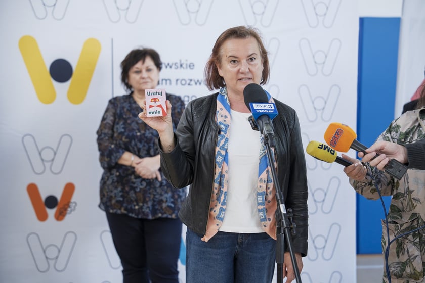 Dorota Feliks, dyrektorka Wrocławskiego Centrum Rozwoju Społecznego, zachęca do gry w kraty "Uratuj mnie"